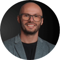 Przemek Szczygłowski - Oferuje wsparcie biznesowe i marketingowe podczas pisania wniosków.